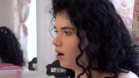 Solo sweetie Kate Rose moans while fingering her pink taco