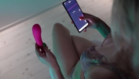 New pink toy turned out to be powerful enough to make the blonde's legs shake in an intense orgasm