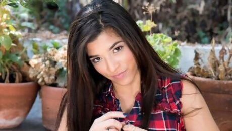 Gabriela Lopez's posing movie by Latina Coochies